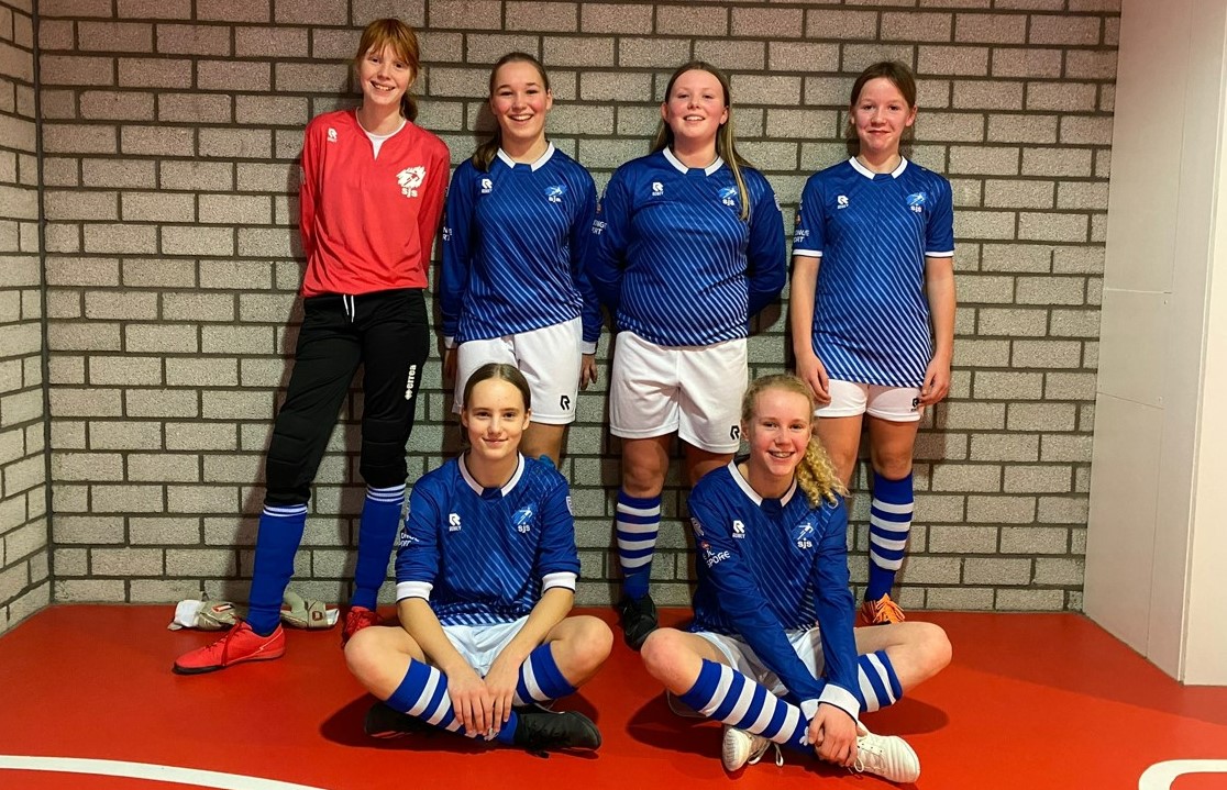 Meiden SJS winnen zaalvoetbaltoernooi!